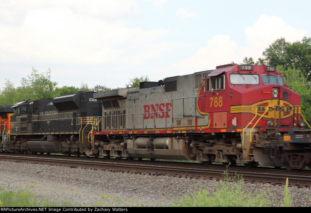 NS 1066 BNSF 788